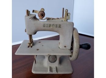 Vintage Toy Singer Sewhandy Sewing Machine Model 20 Tan With Crinkle Paint . Circa 1950s. For Repairs.