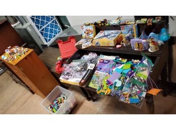 Incredible 25lbs -Special Lot- Colorful - LEGOS - Sets & 1000 Pieces & 14 Instruction Booklets - 17 Mini Figs