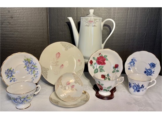*************VINTAGE TEA CUPS AND COFFEE POT LOT