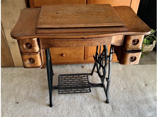 Antique Wheeler & Wilson Sewing Machine W/gorgeous Oak Cabinet