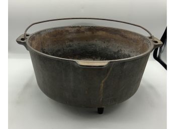WOW Large Antique Cast Iron Footed Pot ~ Tite-top Dutch Oven ~