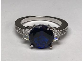 Fantastic Sterling Silver / 925 Ring With Deep Blue Sapphire Flanked By White Sapphires - Brand New !