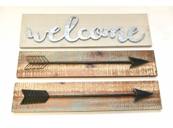 B40 Pair Of Arrows On Wooden Panels And A Welcome Sign