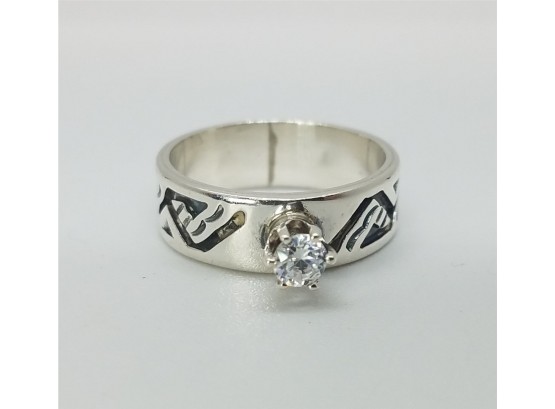Lovely Vintage Size 7 Southwest Designed Ring With Sparkling Rhinestone.