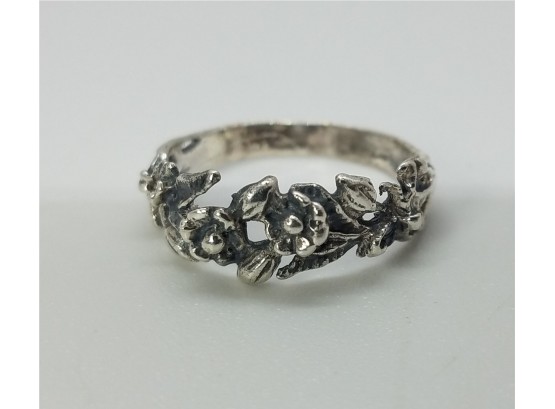 Lovely Vintage Size 7 1/2 Sterling Silver Floral Ring With Raised Flowers
