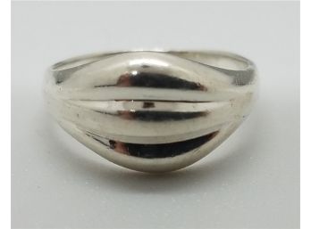 Pretty Vintage Size 6 Sterling Silver Ring With Ribs On The Front ~ Marked 925