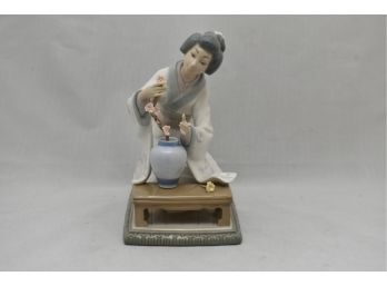 Lladro 'Japanese Girl Decorating' No 4840 (Imperfect) Lot 2