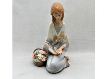 Lladro 'Flower Song' Figurine No 7607 (Imperfect)