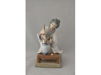 Lladro 'Japanese Girl Decorating' No 4840 (Imperfect) Lot 1
