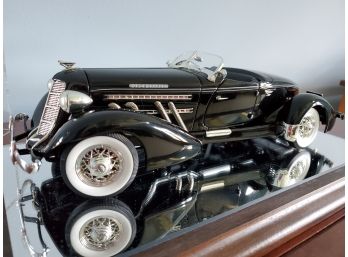 Ertl 1/18 Scale - 1935 Auburn Boattail Speedster Model Car With Display