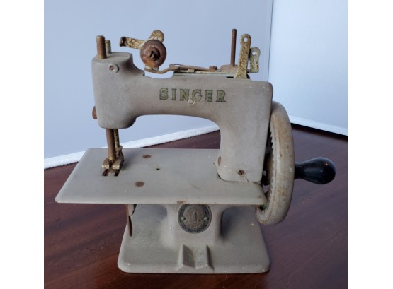 Vintage Toy Singer Sewhandy Sewing Machine Model 20 Tan With Crinkle Paint . Circa 1950s. For Repairs.