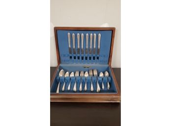 Wm. Rogers & Son IS  Silver Plate 42 Exquisite Pattern Pieces  2 Cake Serving Knives Nice Wood Case