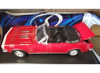 Maisto - New In Box - Special Edition- Red Die Cast Metal 1967 Chevrolet Camaro SS 396 Convertible  1:18 Scale
