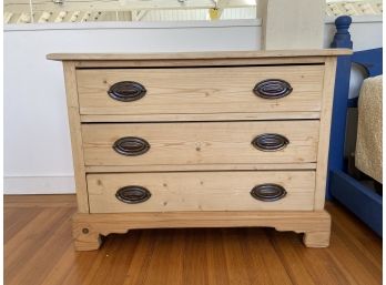 Farmhouse 3-drawer Chest With Heppelwhite Pulls