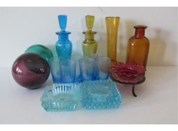 Collection Of 15 Pieces Of Vintage Colorful Art Glass Small Items.