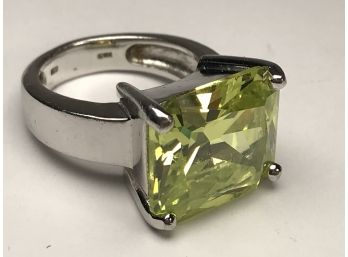 Lovely Vintage Sterling Silver / 925 Ring With Large Cushion Cut Faceted Peridot - GREAT Ring