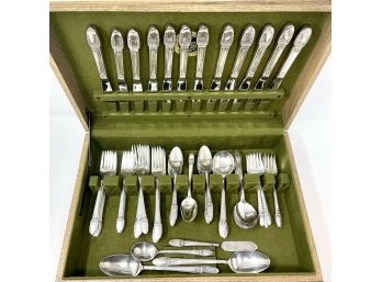 Set/83 1847 ROGERS BROTHERS 'First Love' Silver Plated Flatware In MAKEN Oak Box