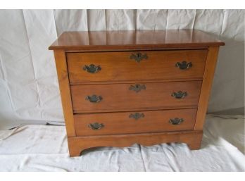 Vintage Antique Early American Chest Of Drawers /  Dresser.
