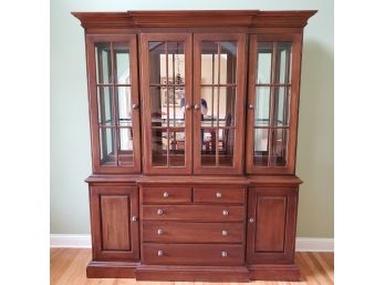 Thomasville Country Inns And Back Roads 2 Pc Lighted Hutch