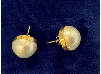 Beautiful Pair Of Mobe Pearl 14k Gold Earrings