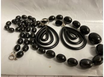 Vintage Smooth Beaded Necklace With A Pair Of Earrings