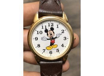 Beautiful Walt Disneys & Mickey Mouse Hands Dial Watch Genuine Leather Watch Band