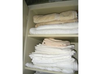 Lot: Assorted Towels, Bath Mats, Wash Cloths