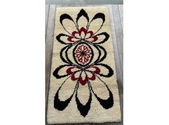Mid Century Modern Hooked Rug With Great Modern Design . 27x51 . Excellent Condition