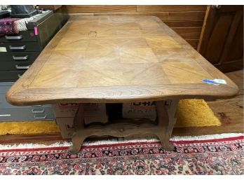 A CONTINENTAL OAK DINING TABLE 68' X 42' X 29'