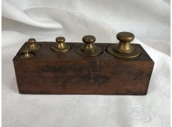 Lovely Set Of Antique English Scale Weights - Five Weights Total - One Kilogram Heaviest In Wooden Holder