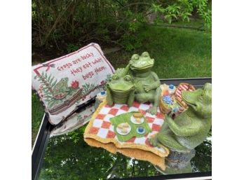Frog Lovers - Frogs On A Picnic Table Sculpture And Cute Pillow