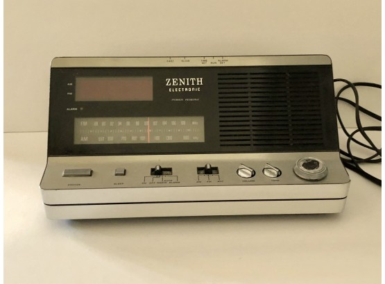 Vintage Zenith Radio Alarm Clock. Model R462