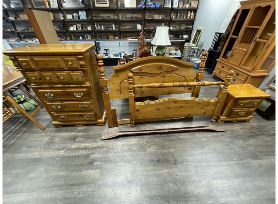 Beautiful Vintage Knotty Pine Bedroom Set: Queen Size Bed With Rails, 2 Over 3 Chest Of Drawers, Nightstand