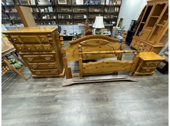 Beautiful Vintage Knotty Pine Bedroom Set: Queen Size Bed With Rails, 2 Over 3 Chest Of Drawers, Nightstand