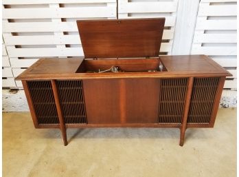 Vintage RCA Victor Victrola Solid State Radio Console With Record Player VLT42W