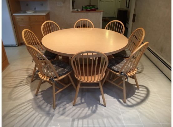 Kitchen Table With 8 Chairs In Excellent Condition