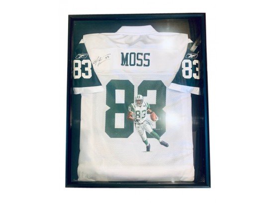 Framed Randy Moss Autographed Football Jersey #83(LOC:F1)