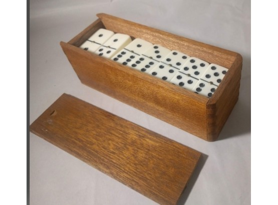 Complete Vintage Domino Set In Dovetailed Corners Wooden Box - Like New - Nice Brass Dots In The Middle