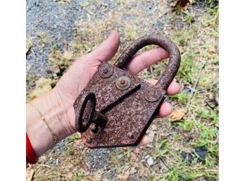 Barn Find ~ Super Large Rusty Padlock With Key ~ Cool!