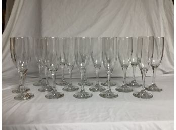 DailyWare New In Box 16 Champagne Flutes