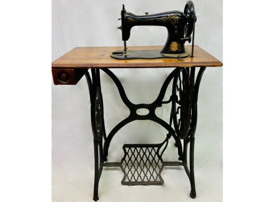 Beautiful Antique 1883 'The Singer MFG. CO. NY 'Sewing Machine Very Nice Piece Of History