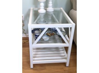 Very Nice White End Table - Beach Cottage / White Washed GREAT Lines And In Fantastic Condition - NICE !