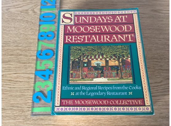 Sundays At Moosewood Restaurant. The Moosewwod Collective. 733 Page Soft Cover Book In Excellent Condition.