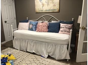 White Metal Daybed/Trundle