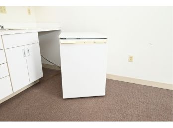 GE Mini Household Refrigerator Lot 20