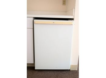 GE Mini Household Refrigerator (Handle In Disrepair) Lot 22