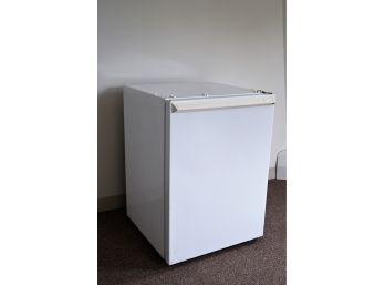 GE Mini Household Refrigerator (handle In Disrepair) Lot 43