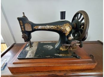 Antique Singer Cast Iron Sewing Machine - Hand Crank