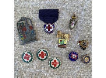 GROUPING OF WORLD WAR I PINS AND VINTAGE JEWELRY