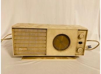 Vintage Mid Century RCA Solid State Radio